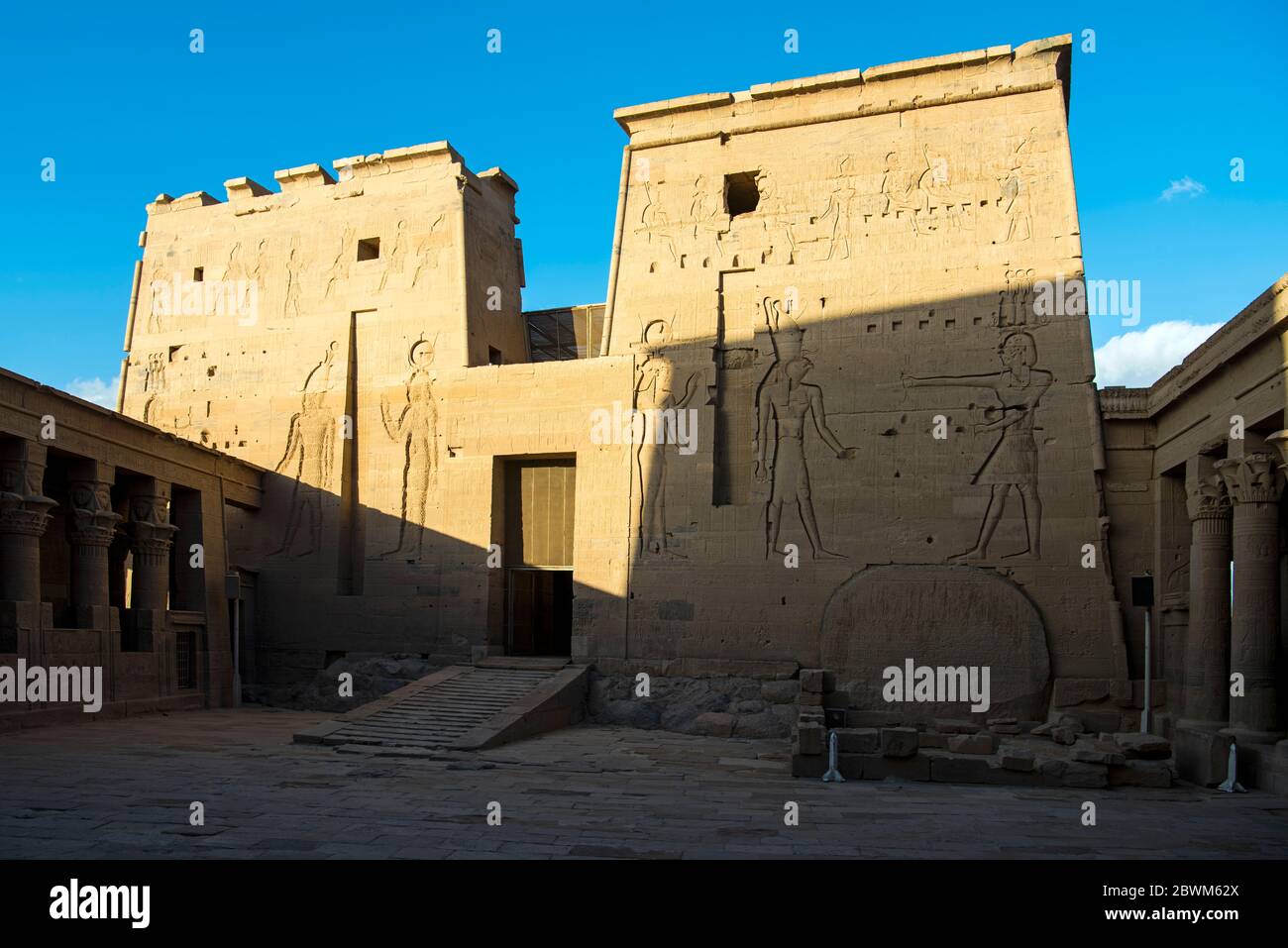 Ägypten, Assuan, rekonstruierter Isis-Tempel auf der Nil-Insel Philae, Innenhof vor dem Zweiten Pylon Foto Stock