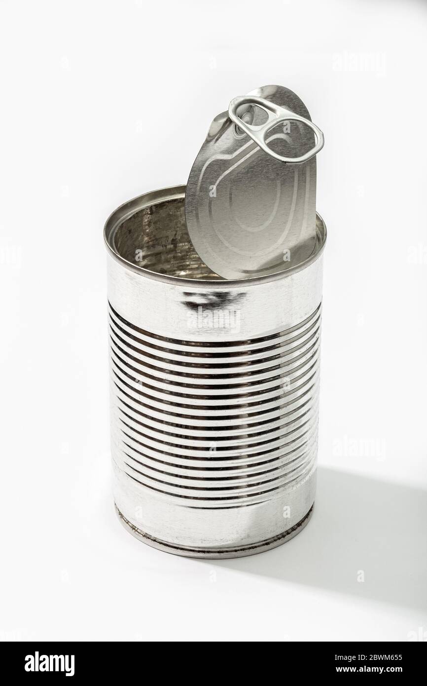 Lo stagno vuoto può essere isolato su uno sfondo bianco. Contenitore metallico per alimenti Foto Stock