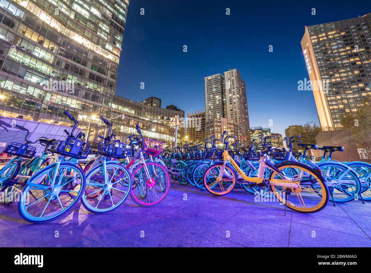 PECHINO, CINA - NOVEMBRE 27: Questa è una vista notturna di uno stand per biciclette nella zona centrale del quartiere degli affari del centro il 27 novembre 2019 a Pechino Foto Stock