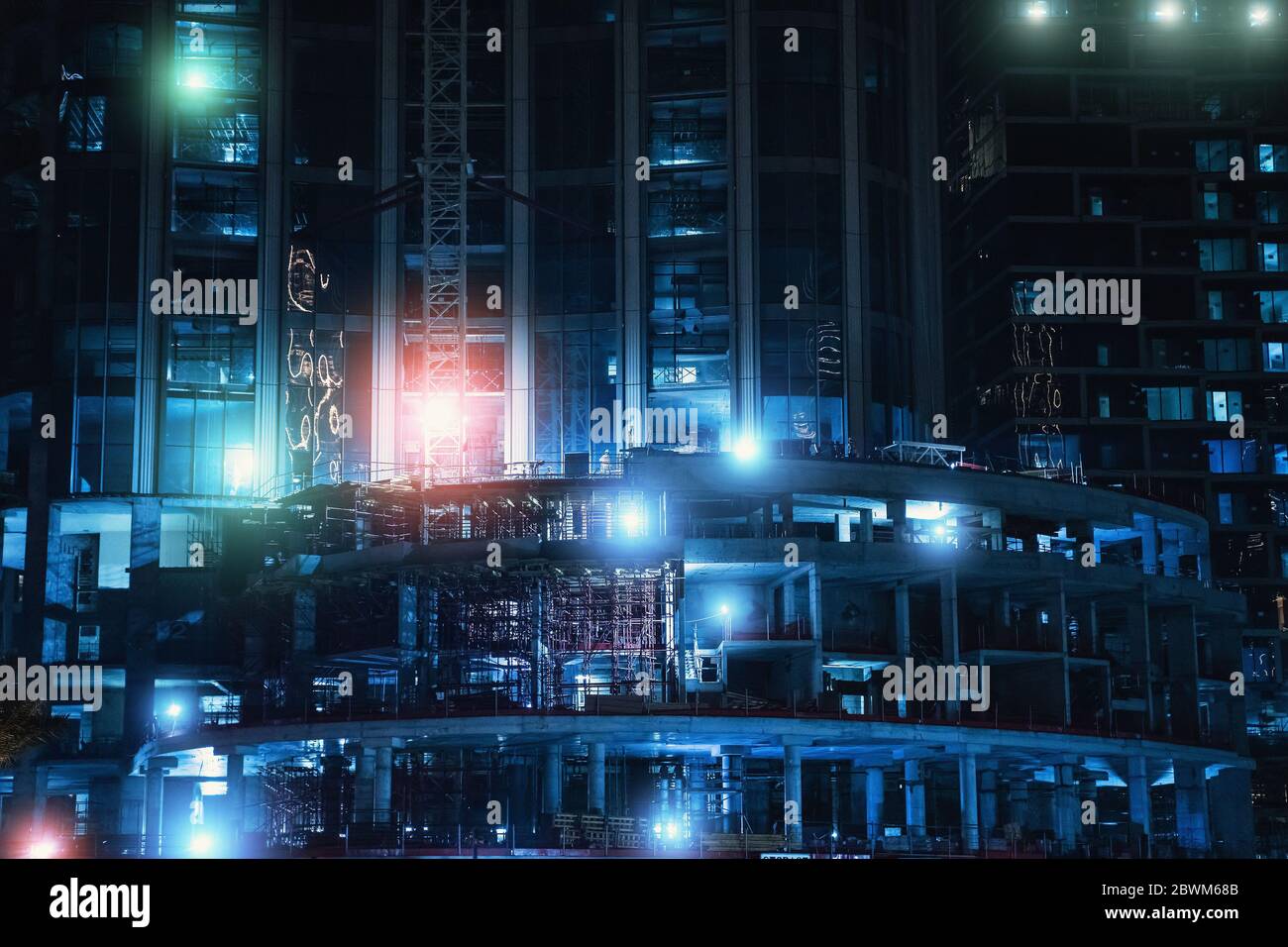 Un nuovo ed alto edificio costruito a Dubai di notte. Concetto di sviluppo rapido di Dubai. Foto Stock