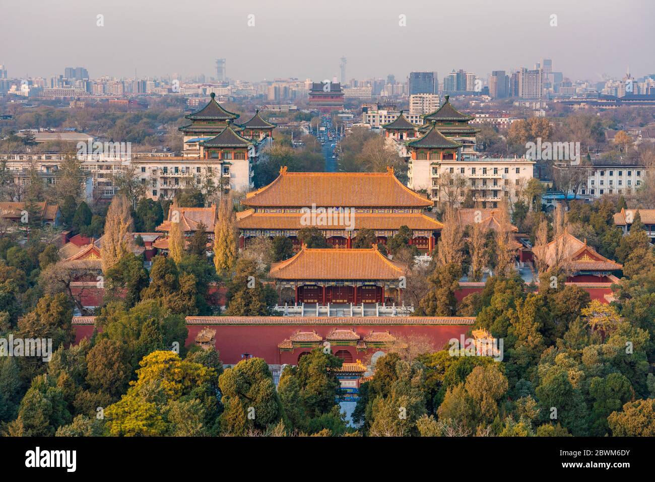 PECHINO, CINA - NOVEMBRE 28: Vista dell'architettura tradizionale Cinese del Parco di Jingshan con edifici cittadini in lontananza il 28 Novembre 2019 a Beiji Foto Stock