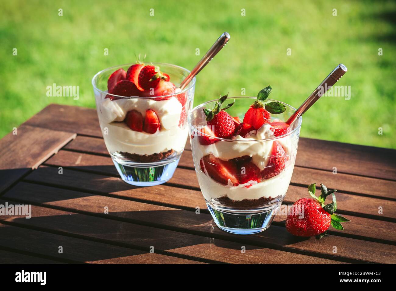 Dolce estivo facile in vetro con crema di mascarpone e fragole Foto Stock