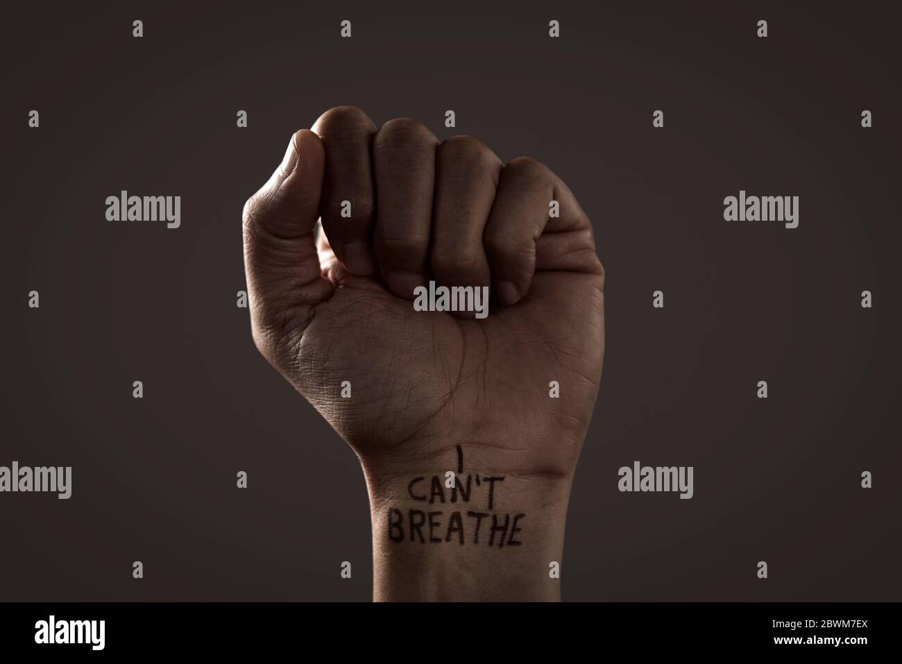 Primo piano del pugno sollevato di un uomo con il testo che non posso respirare nel suo polso, come è utilizzato come slogan nelle proteste di George Floyd in risposta al pol Foto Stock