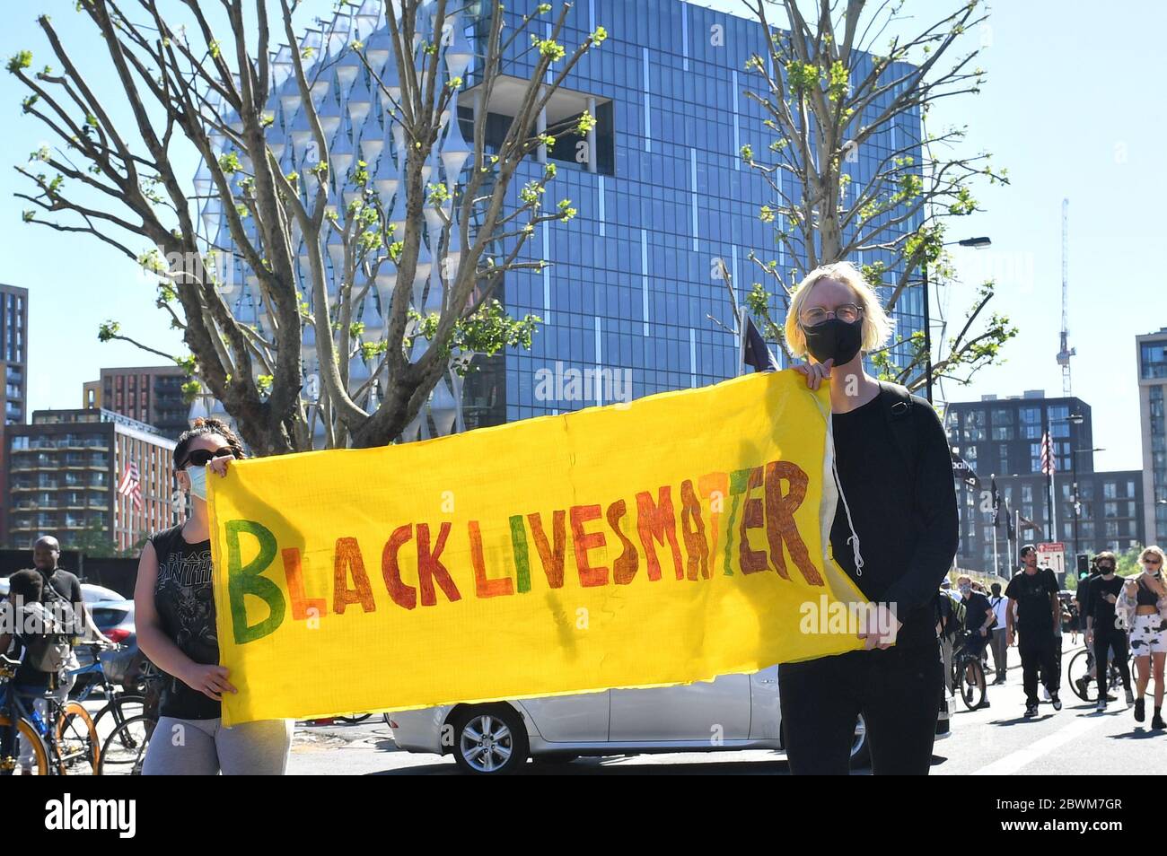 La gente partecipa a una protesta contro la questione Black Lives fuori dall'ambasciata degli Stati Uniti a Londra. La protesta segue la morte di George Floyd a Minneapolis, USA, questa settimana, che ha visto un ufficiale di polizia accusato di omicidio di terzo grado. Foto Stock
