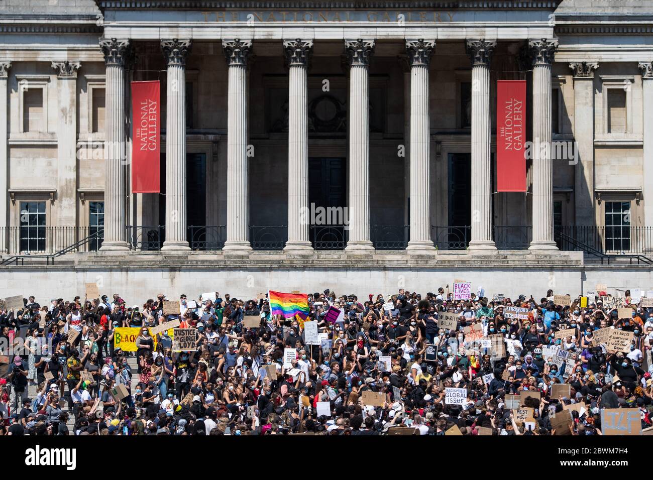 La gente partecipa a una protesta contro la questione Black Lives a Trafalgar Square, Londra, dopo la morte di George Floyd a Minneapolis, Stati Uniti, questa settimana, che ha visto un ufficiale di polizia accusato di omicidio di terzo grado. Foto Stock