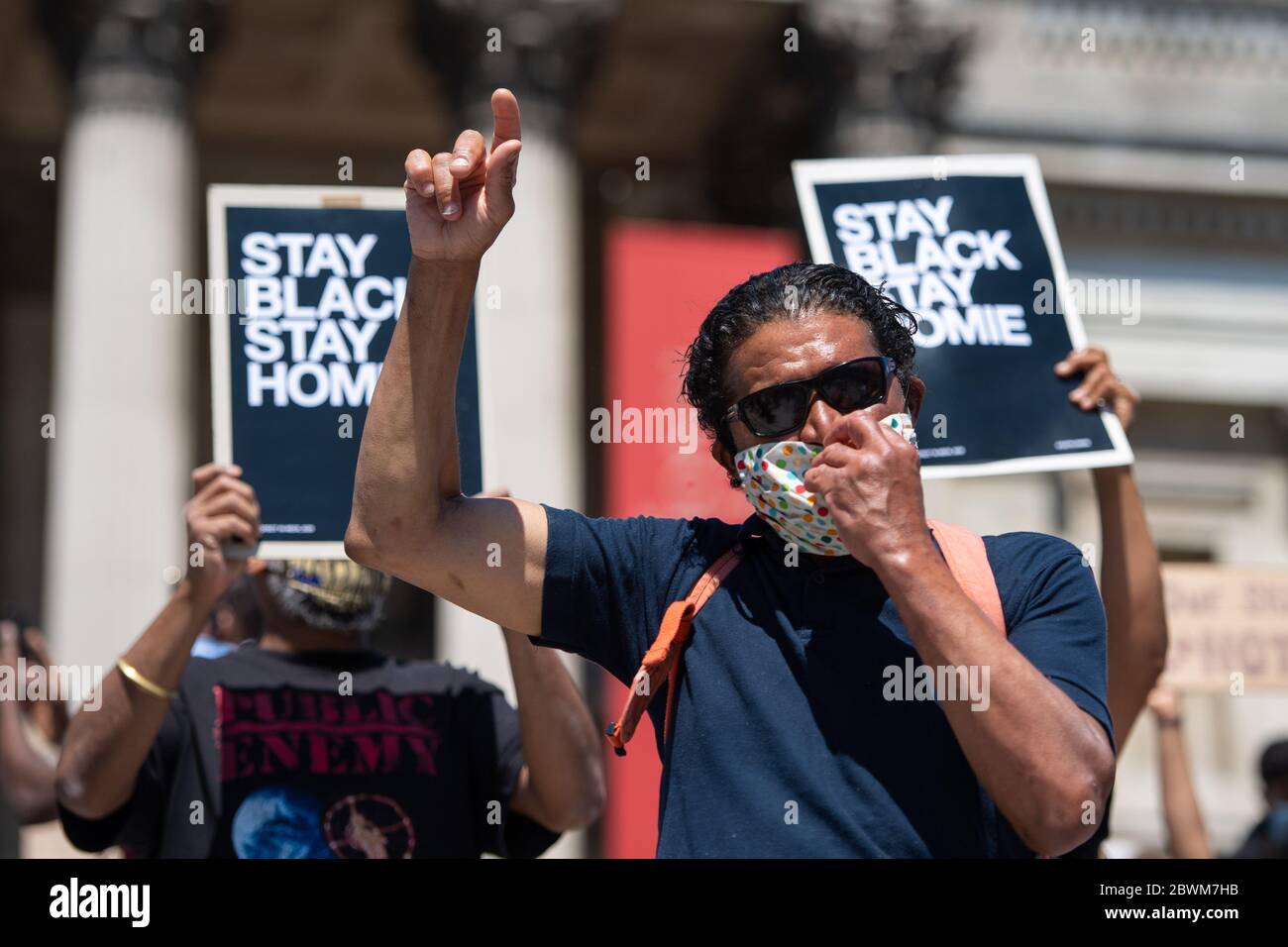 La gente partecipa a una protesta contro la questione Black Lives a Trafalgar Square, Londra, dopo la morte di George Floyd a Minneapolis, Stati Uniti, questa settimana, che ha visto un ufficiale di polizia accusato di omicidio di terzo grado. Foto Stock
