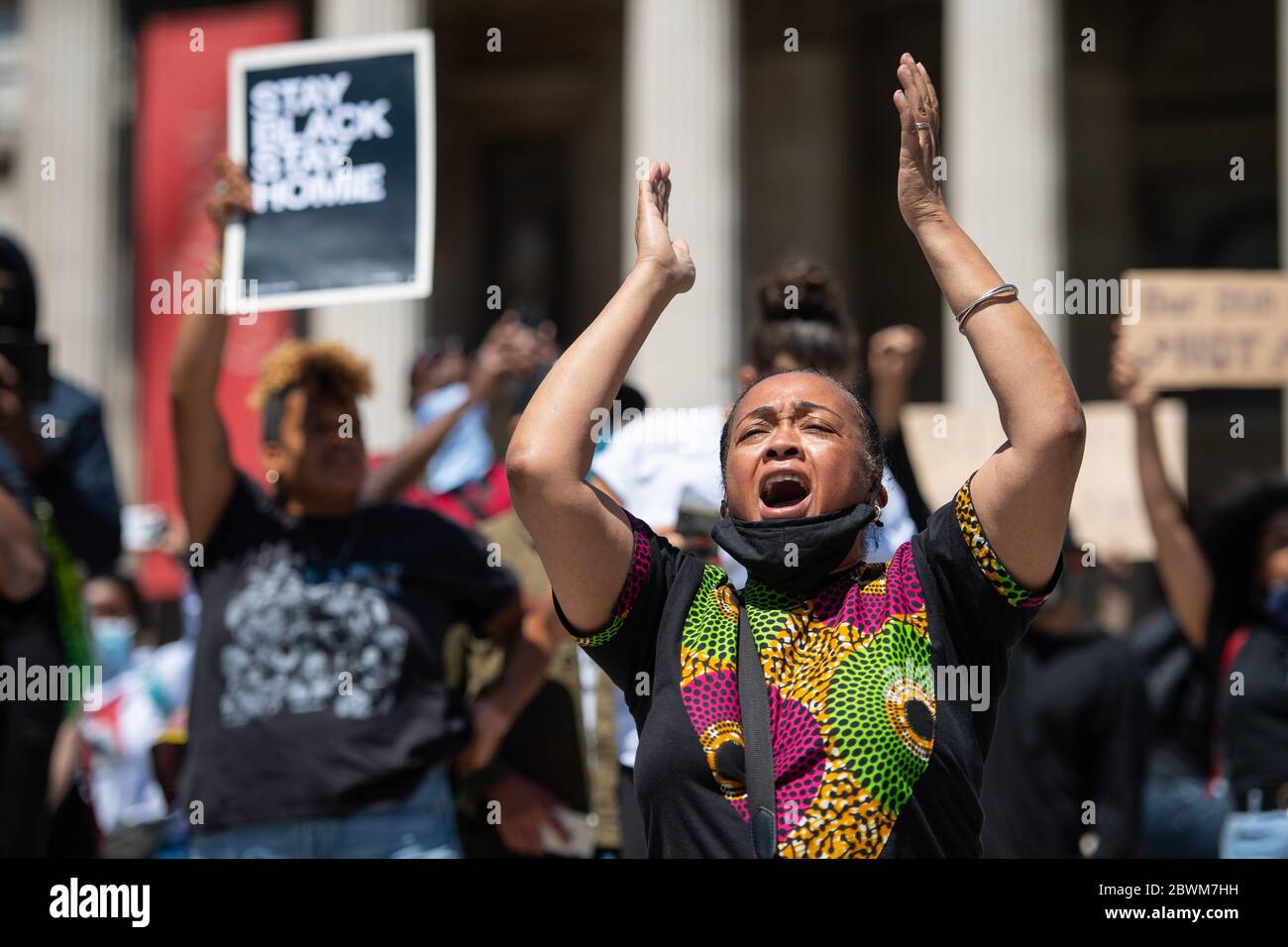 La gente partecipa a una protesta contro la questione Black Lives a Trafalgar Square, Londra, dopo la morte di George Floyd a Minneapolis, Stati Uniti, questa settimana, che ha visto un ufficiale di polizia accusato di omicidio di terzo grado. Foto Stock