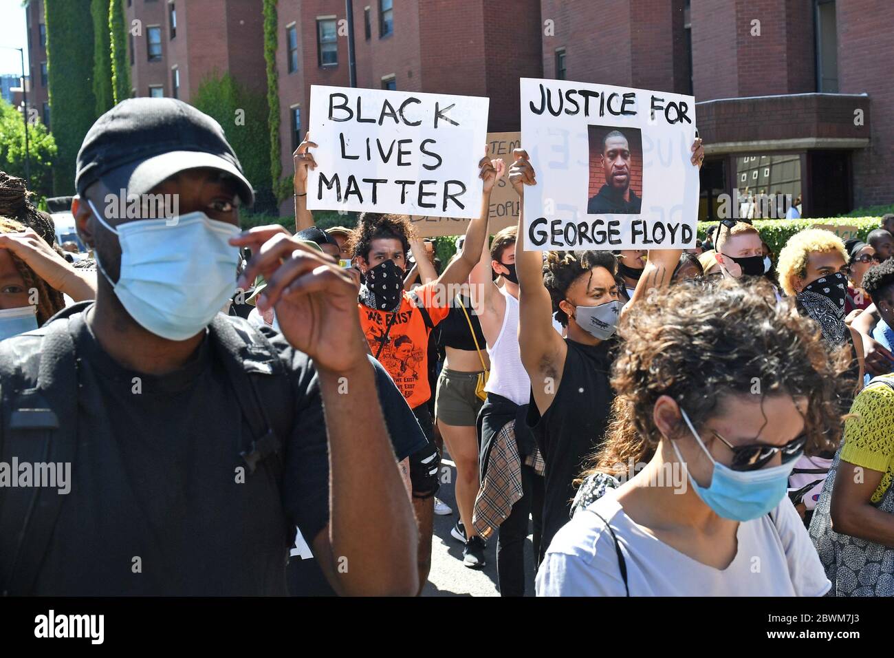 La gente partecipa a una protesta contro la questione Black Lives fuori dall'ambasciata degli Stati Uniti a Londra. La protesta segue la morte di George Floyd a Minneapolis, USA, questa settimana, che ha visto un ufficiale di polizia accusato di omicidio di terzo grado. Foto Stock