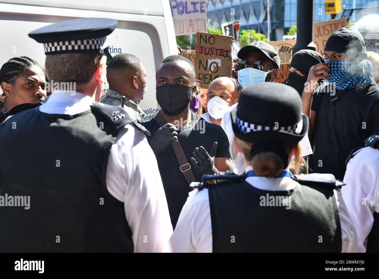 La gente partecipa a una protesta contro la questione Black Lives fuori dall'ambasciata degli Stati Uniti a Londra. La protesta segue la morte di George Floyd a Minneapolis, USA, questa settimana, che ha visto un ufficiale di polizia accusato di omicidio di terzo grado. Foto Stock