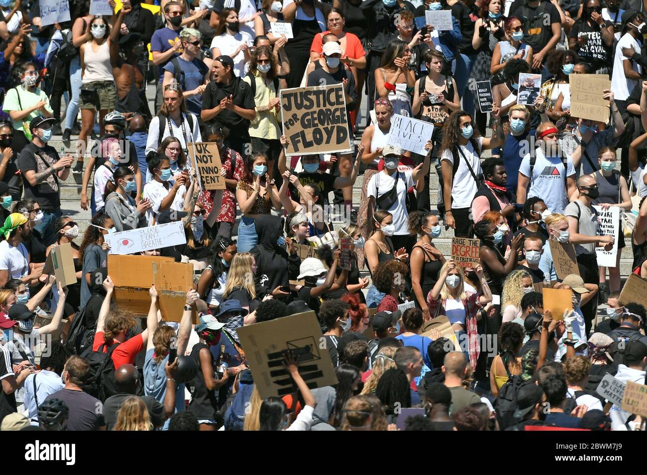 La gente partecipa a una protesta contro la questione Black Lives a Trafalgar Square, Londra, dopo la morte di George Floyd a Minneapolis, Stati Uniti, questa settimana, che ha visto un ufficiale di polizia accusato di omicidio di terzo grado. Foto Stock