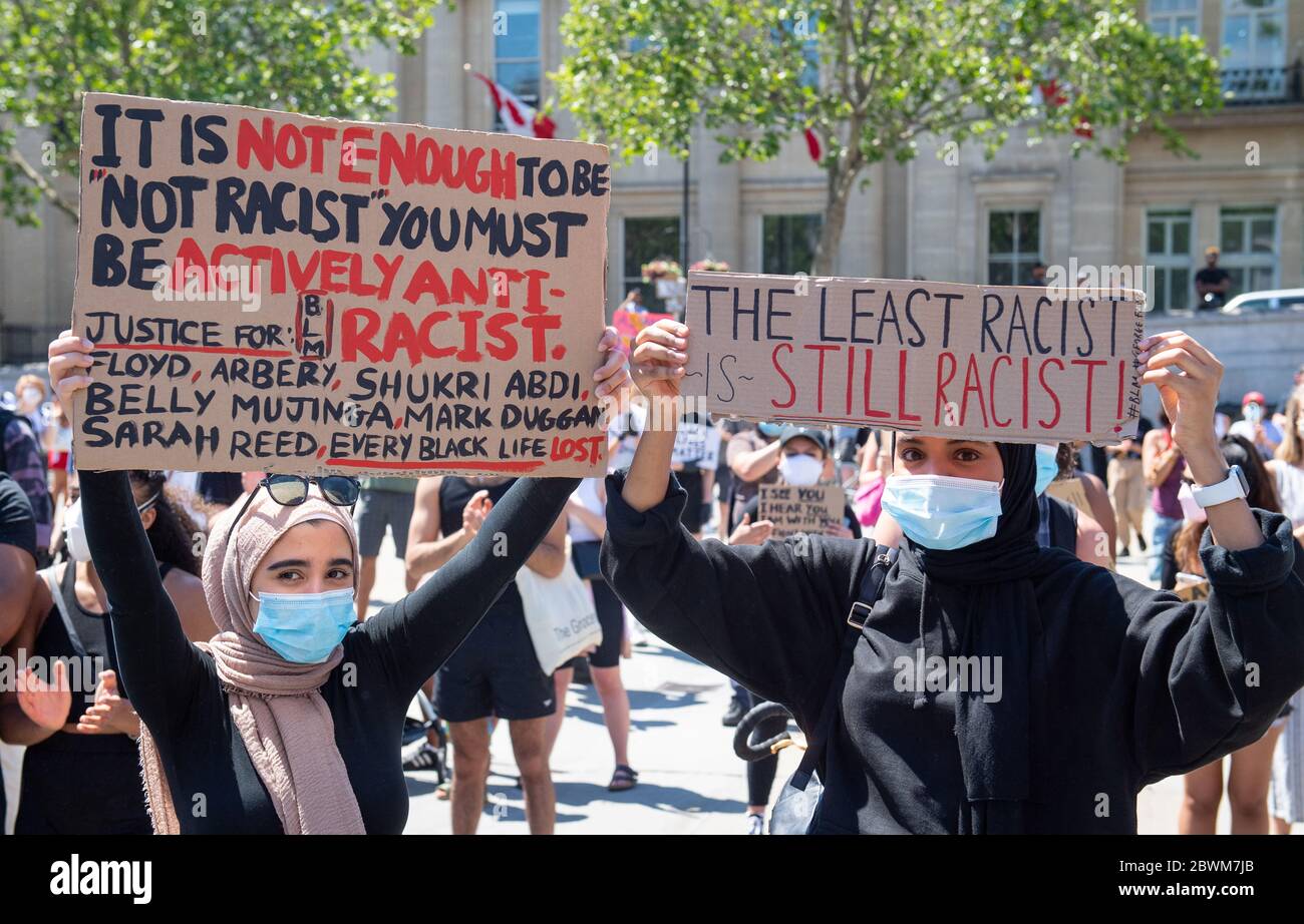 La gente partecipa a una protesta contro la questione Black Lives a Trafalgar Square, Londra, dopo la morte di George Floyd a Minneapolis, Stati Uniti, questa settimana, che ha visto un ufficiale di polizia accusato di omicidio di terzo grado. Foto Stock
