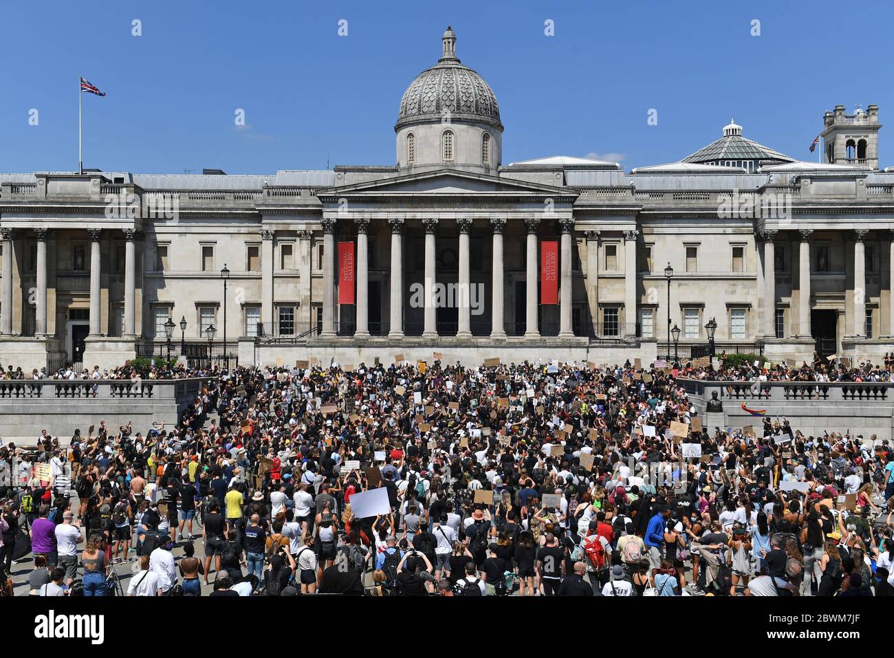 La gente partecipa a una protesta contro la questione Black Lives a Trafalgar Square, Londra, dopo la morte di George Floyd a Minneapolis, Stati Uniti, questa settimana, che ha visto un ufficiale di polizia accusato di omicidio di terzo grado. Foto Stock
