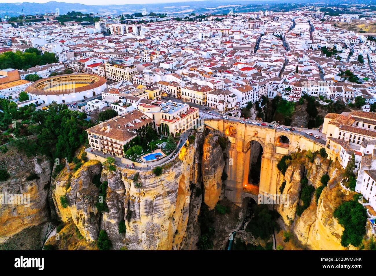 Ronda, Spagna. Vista aerea serale del Ponte nuovo sul Fiume Guadalevin a Ronda, Andalusia, Spagna. Vista della città turistica con arena al backgro Foto Stock