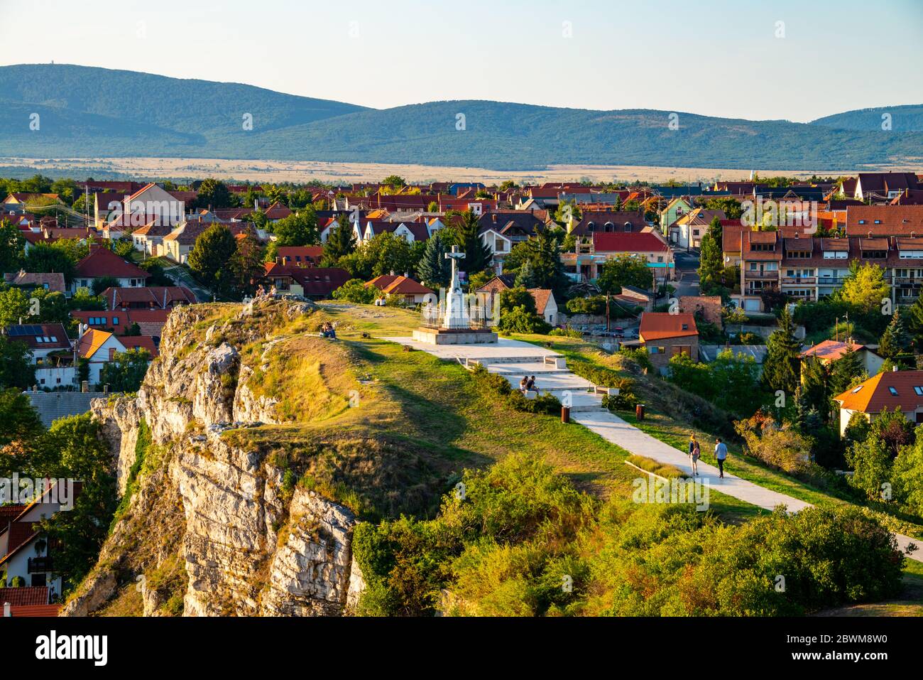 Belgioioso, Italia. Vista aerea del monumento dalla collina del castello di sera in Veszprem, Ungheria. Cielo chiaro sulle montagne Foto Stock