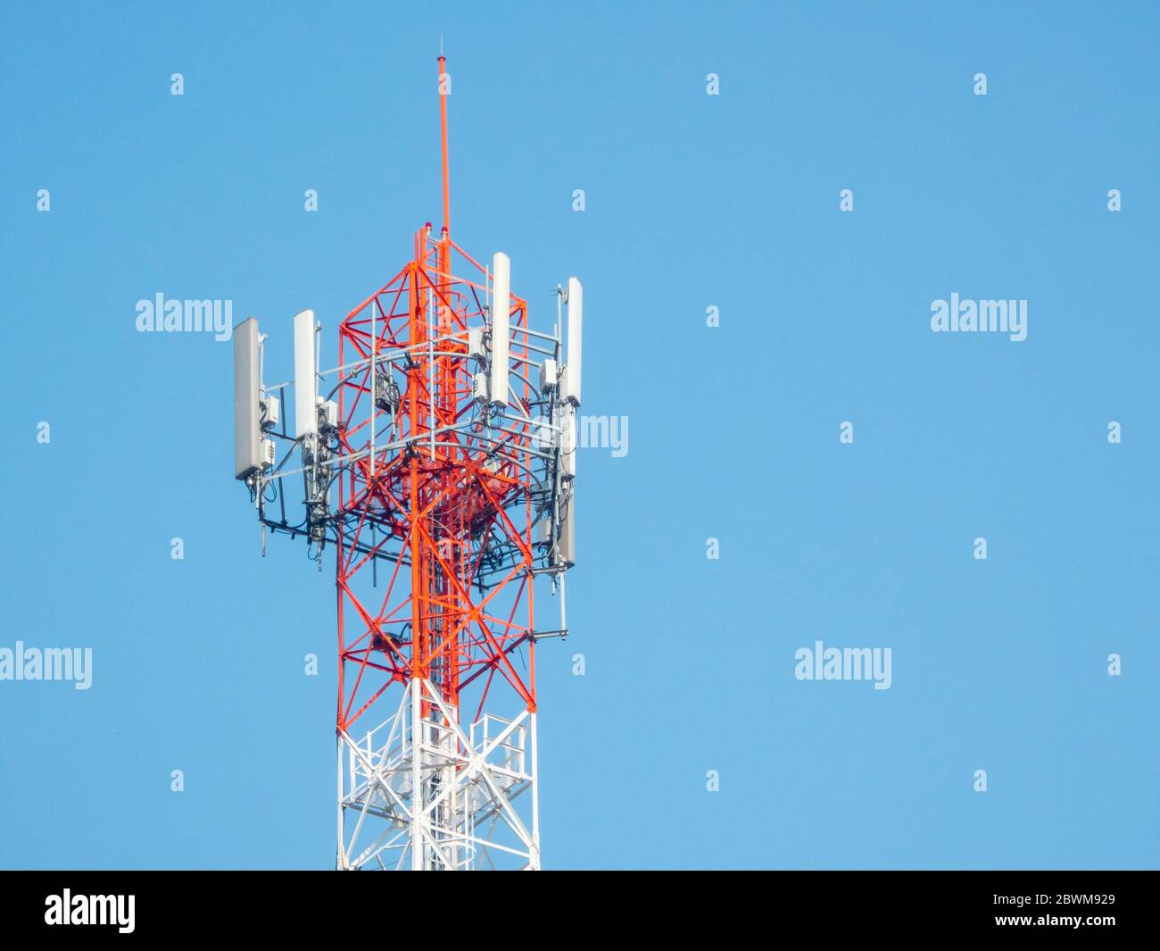 Torre di trasmissione radio sullo sfondo del cielo. Foto Stock