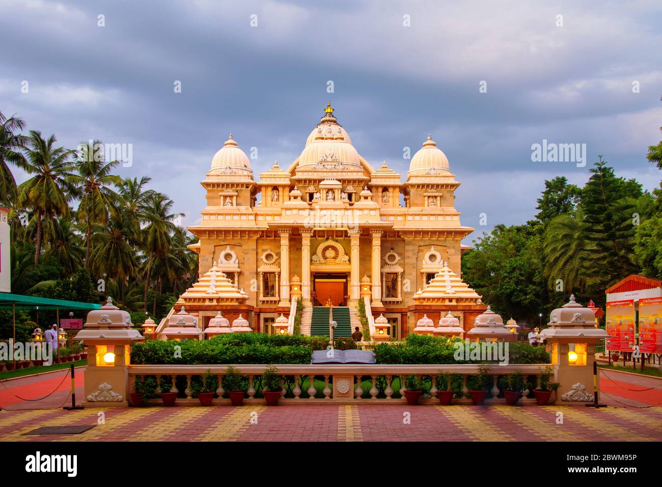 Chennai, India. Sri Ramakrishna Math edificio storico a Chennai, Tamil Nadu, India in serata con cielo nuvoloso Foto Stock