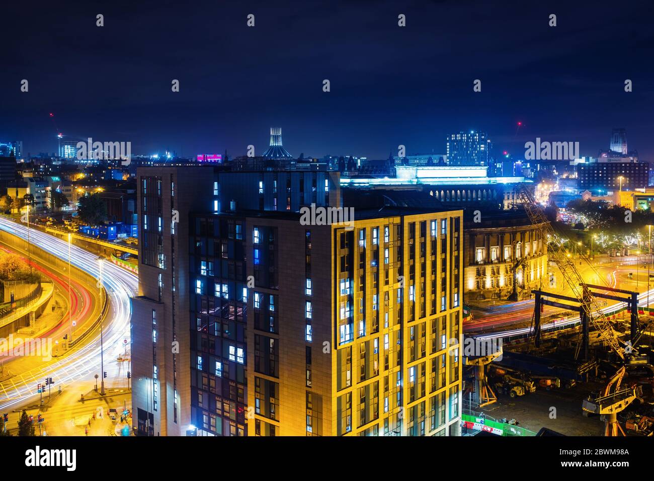 Liverpool, Regno Unito. Vista aerea del traffico notturno nel centro di Liverpool, Inghilterra, Regno Unito con cielo scuro e edifici illuminati. Foto Stock