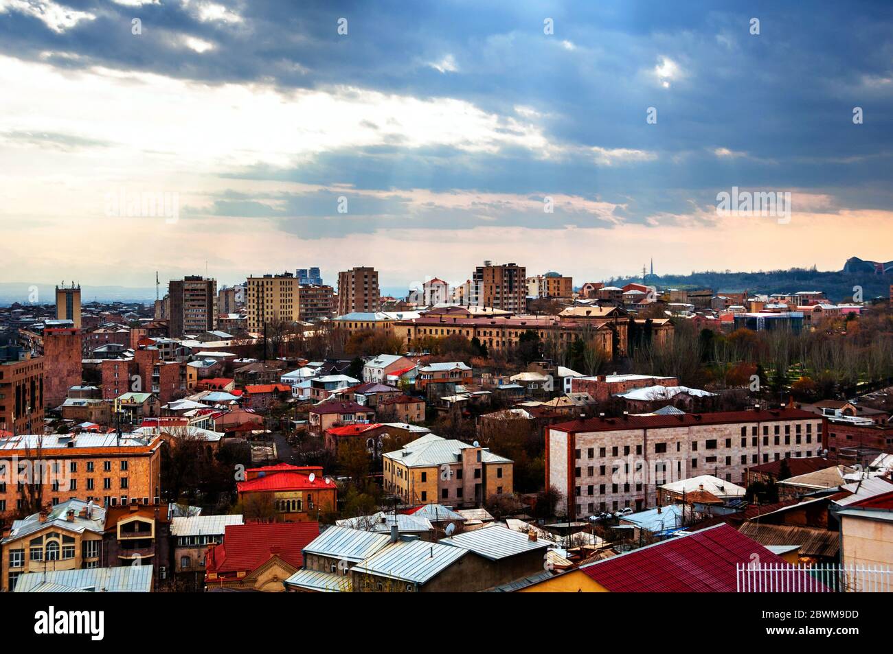 Yerevan, Armenia. Vista aerea serale da Cascade, montagna Ararat sullo sfondo. Zona residenziale nella capitale dell'Armenia. Popolare punto di riferimento in Foto Stock