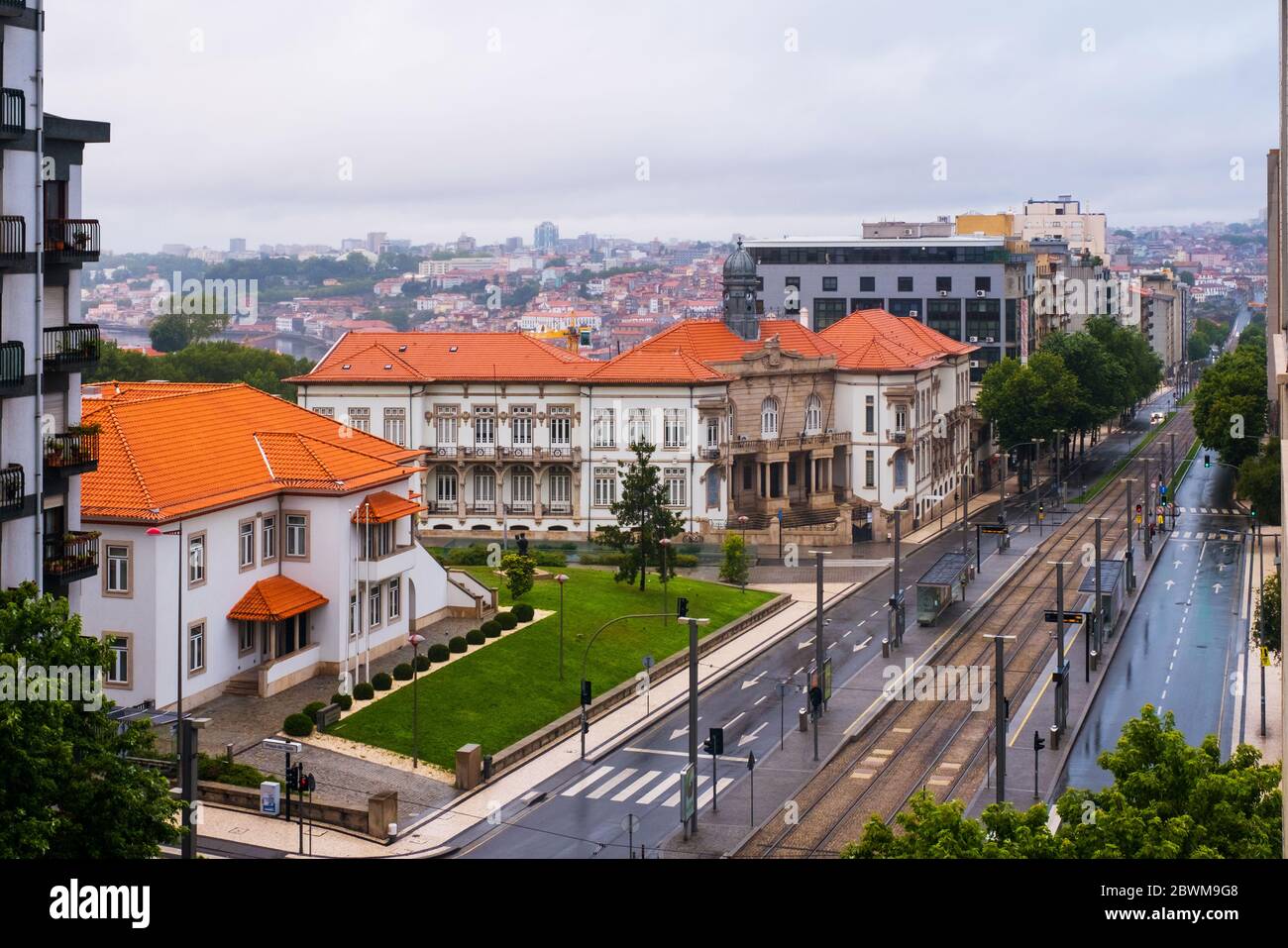 Gaia, Portogallo. Vista aerea degli edifici storici di Gaia, Portogallo al mattino. Porto città sullo sfondo Foto Stock