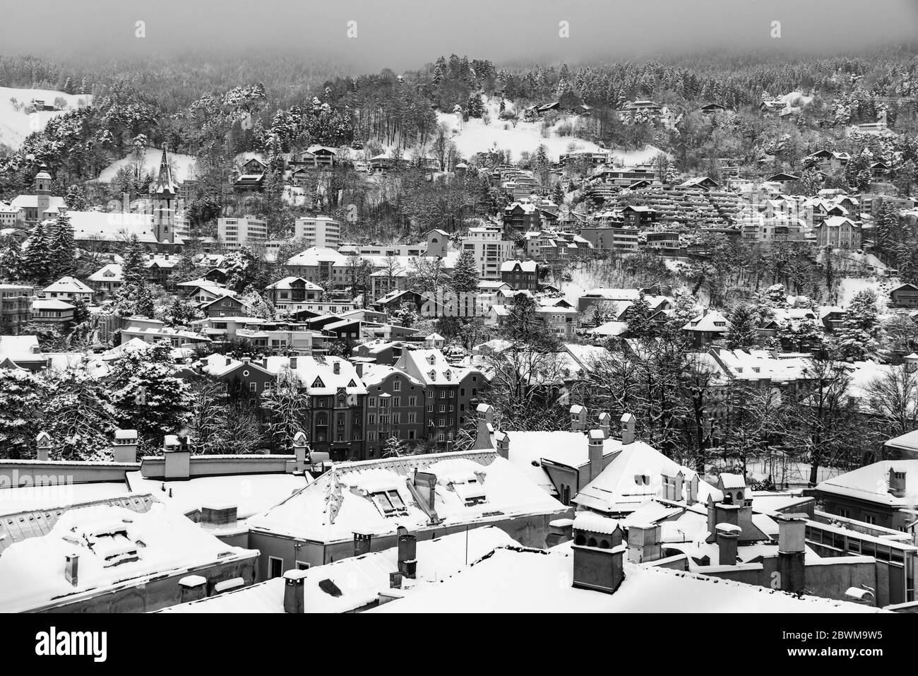 Innsbruck, Austria. Vista aerea di Innsbruck, Austria durante l'inverno mattina, con la neve e le montagne sullo sfondo. Foto Stock