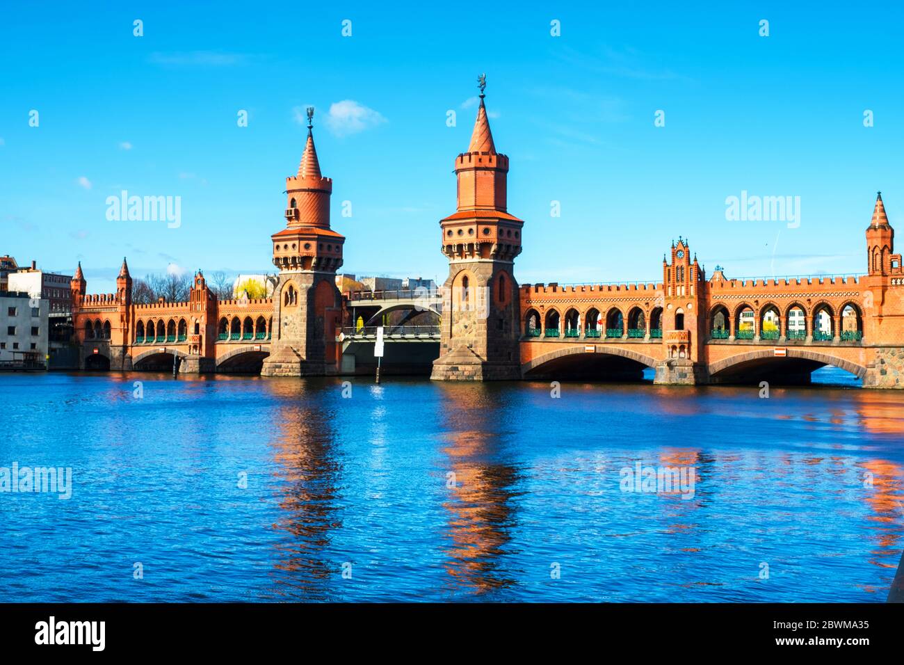 Berlino, Germania. Vista del ponte Oberbaum - un ponte a due piani sul fiume Sprea a Berlino, in Germania, durante il giorno di sole in primavera Foto Stock