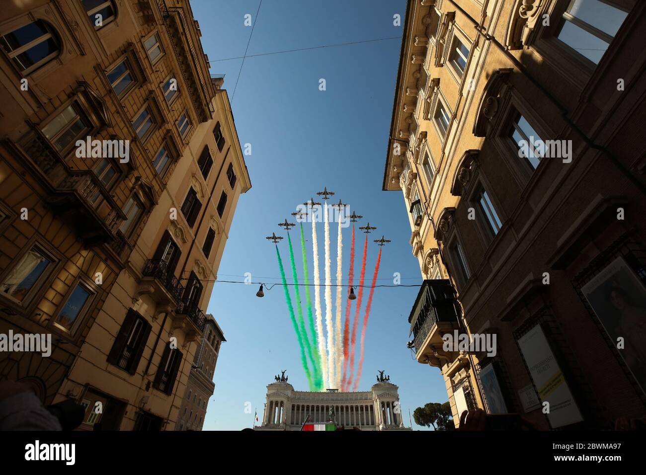 Roma, Italia. 02 giugno 2020. Roma, Italia, segna la 74a Festa della Repubblica il 2 giugno 2020. L'Italia festeggia la festa nazionale della Repubblica nel 2020 con gli eventi della 74a edizione della Giornata della Repubblica ridotti a causa della crisi del Covid-19. Il frecce Tricolori, il team di dimostrazione aerobica dell'Aeronautica militare Italiana, popolare esposizione aeronautica con jet da combattimento, vola in formazione sul centro di Roma, emettendo plumi dei tre colori dalla bandiera italiana. (Foto di Giuseppe 'Pino' fama/Pacific Press/Sipa USA) Credit: Sipa USA/Alamy Live News Foto Stock