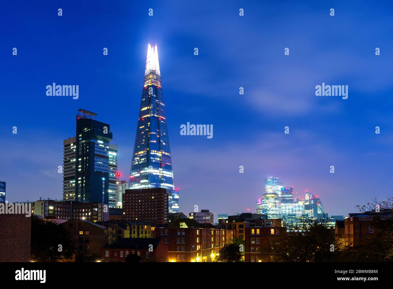 Londra, Regno Unito. Skyline di edifici moderni a Londra, Inghilterra, Regno Unito durante la notte. Edifici storici all'avanguardia Foto Stock