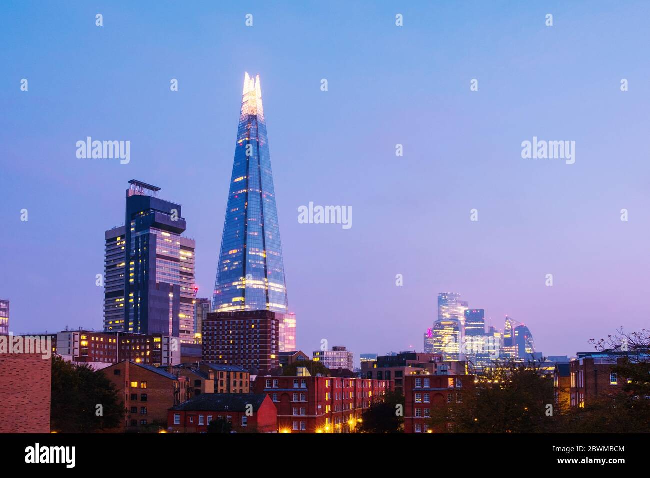 Londra, Regno Unito. Skyline di edifici moderni a Londra, Inghilterra, Regno Unito durante l'alba. Edifici storici all'avanguardia Foto Stock