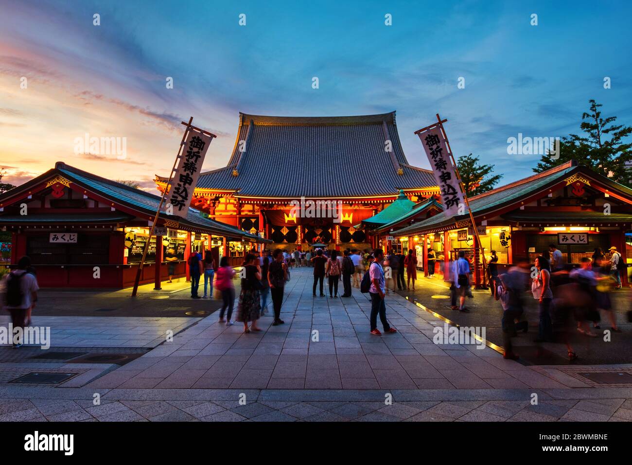 TOKYO, Giappone - 6 agosto 2018: Senso-ji tempio Buddista è il più antico tempio a Tokyo in Giappone. Vista notturna con colorato tramonto Cielo. Le persone che visitano t Foto Stock