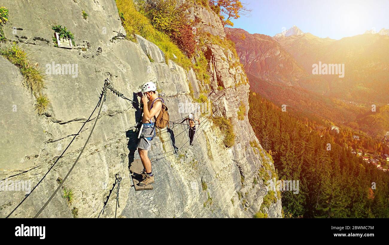 Due sportivi che arrampicano in Svizzera contro un paesaggio meraviglioso. Due uomini salgono sul monte Cervino Foto Stock