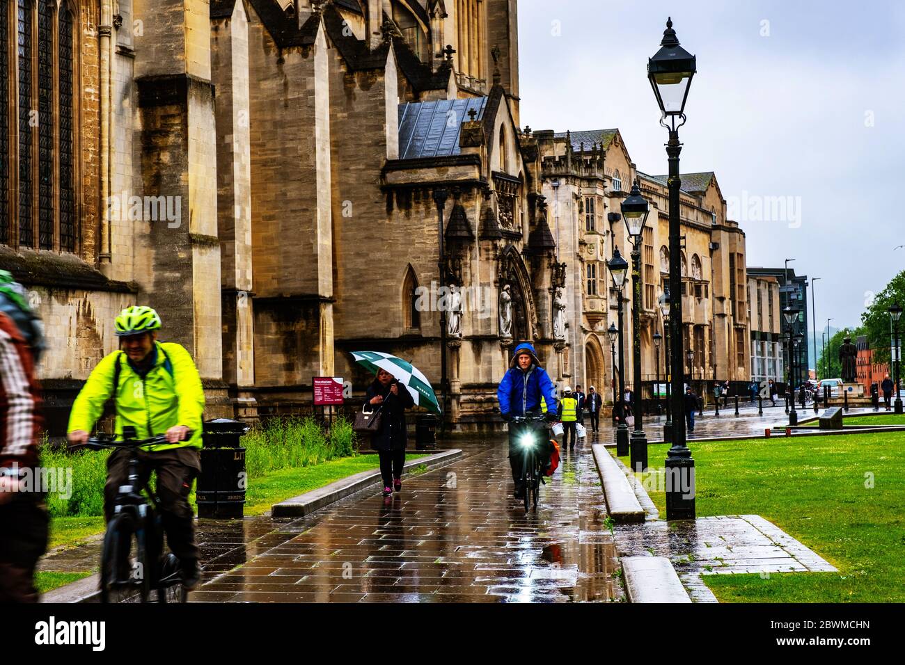 BRISTOL, Regno Unito - 17 Maggio 2017: persone nel centro di Bristol, Regno Unito durante la giornata di pioggia. Luminoso cielo nuvoloso. Cattedrale e degli edifici storici Foto Stock