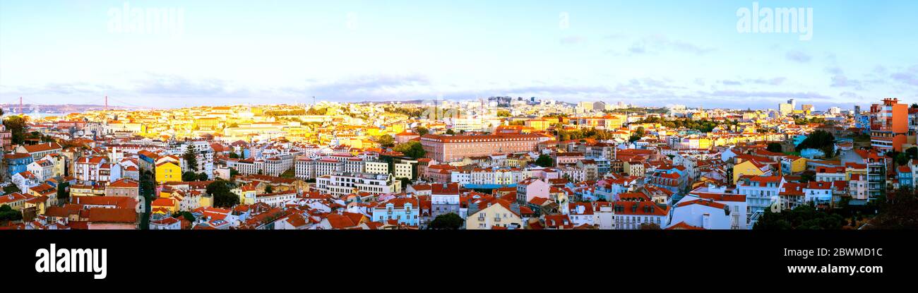 Lisbona, Portogallo. Vista panoramica aerea di Lisbona, Portogallo al mattino con vista sulla vecchia Alfama e sul ponte Foto Stock