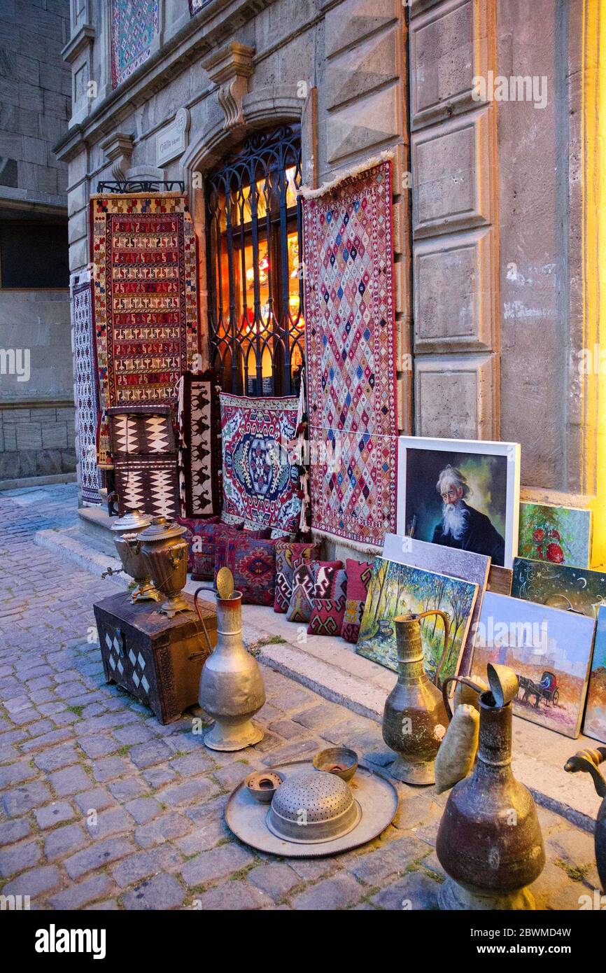 Souvenir shop baku azerbaijan immagini e fotografie stock ad alta  risoluzione - Alamy