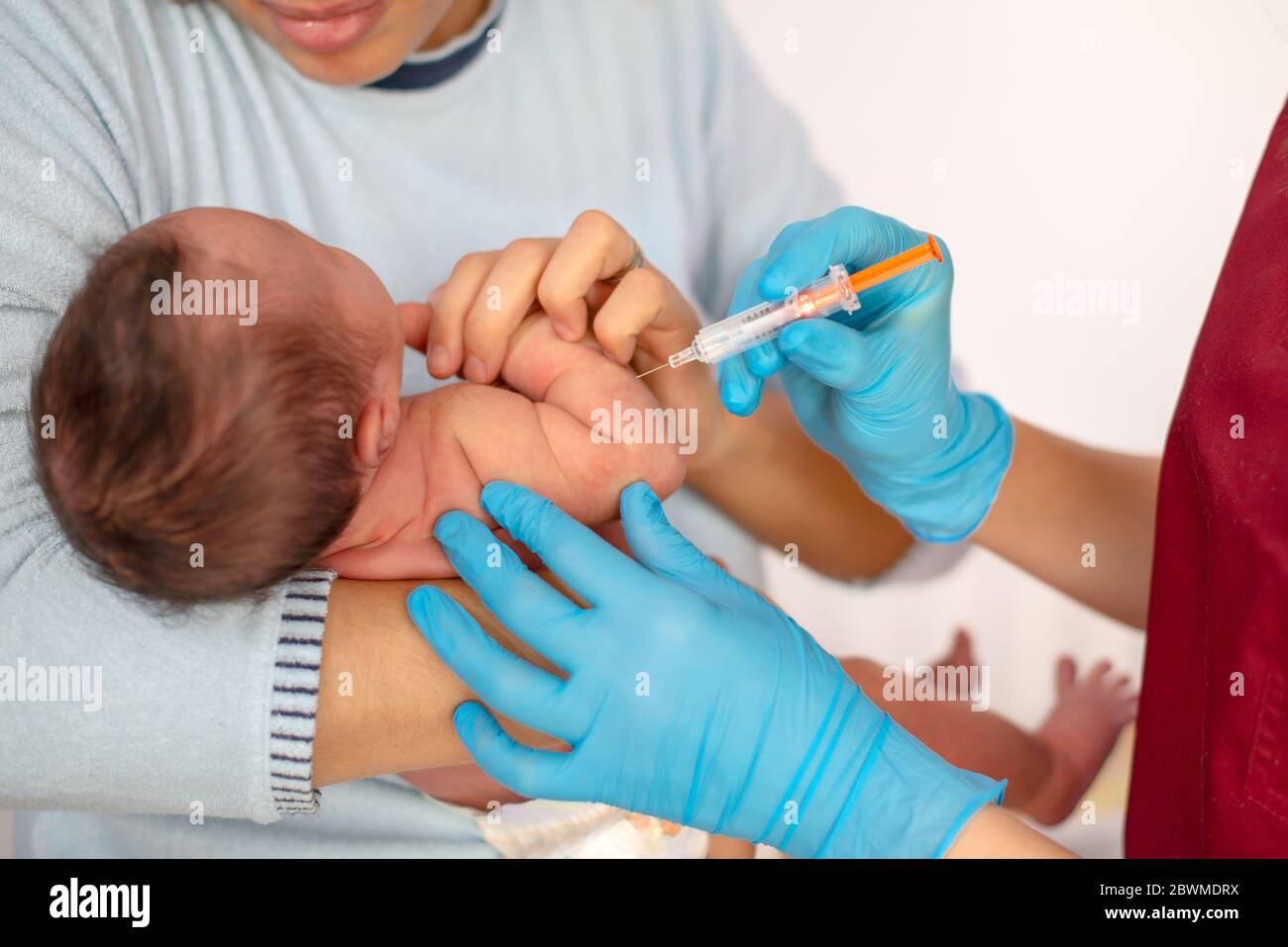 Medico che vaccina il bambino cute in ospedale Foto Stock