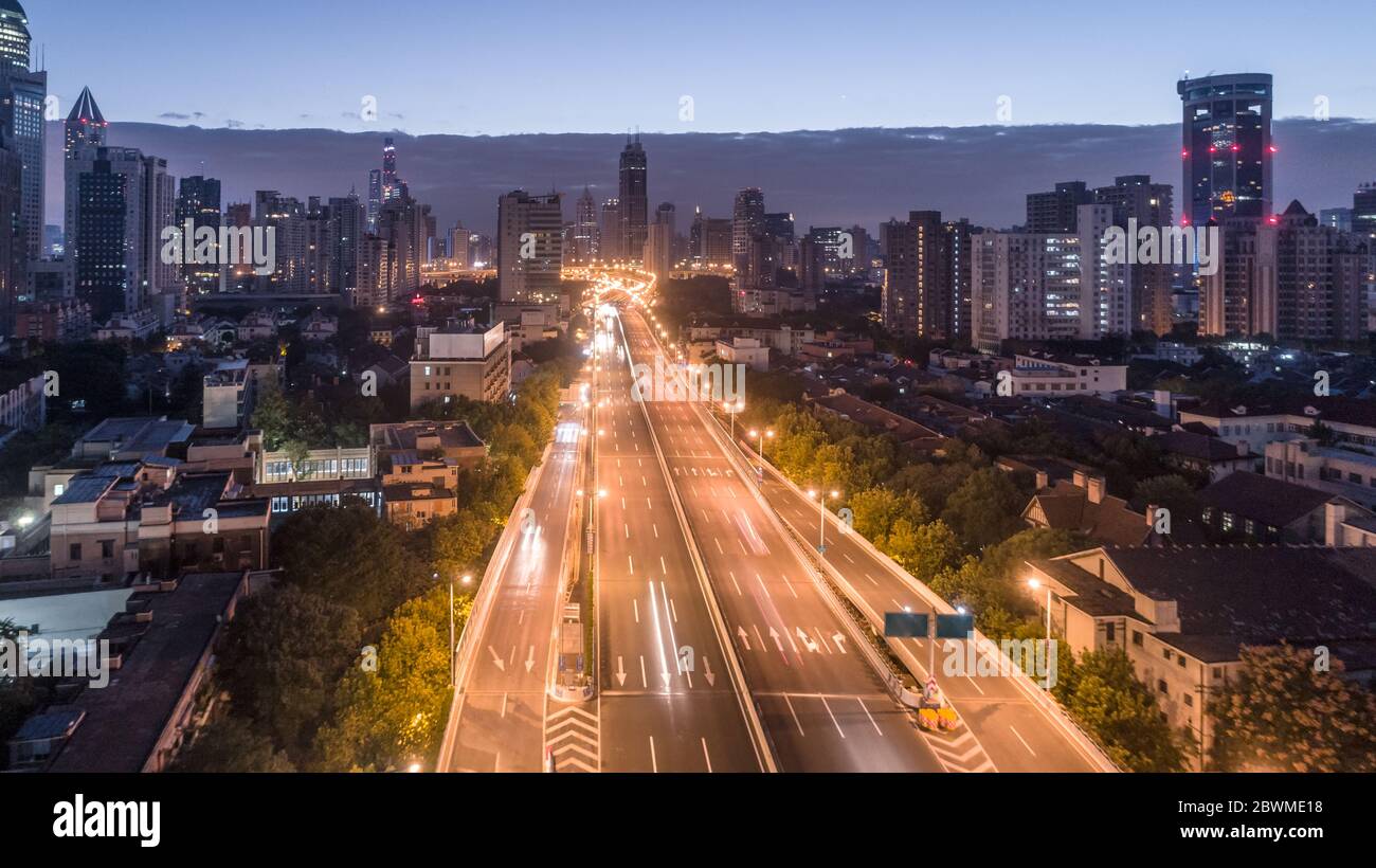 vista aerea dell'autostrada e degli edifici della città di shanghai all'alba Foto Stock