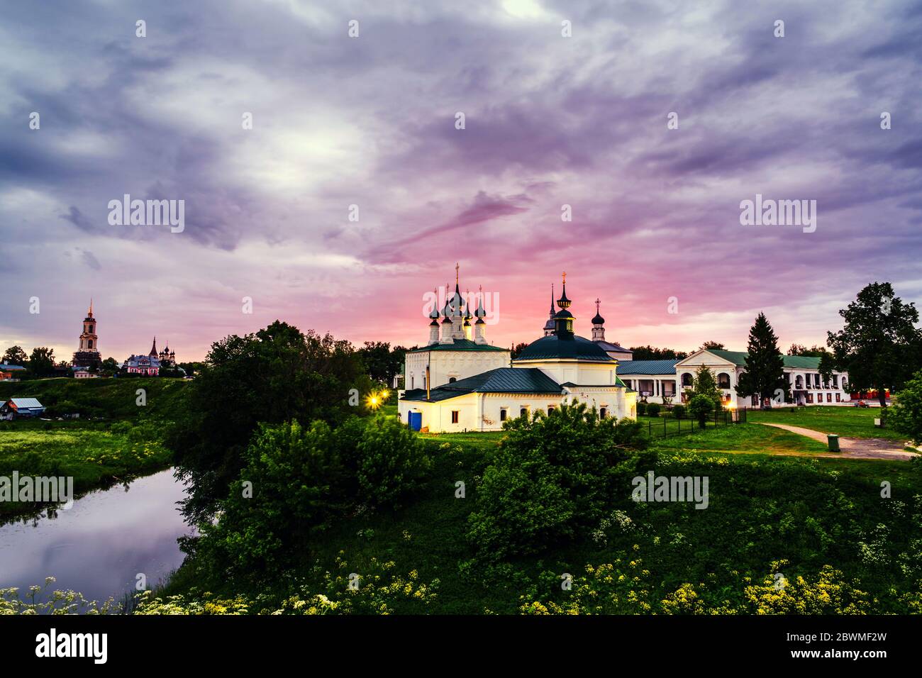 Suzdal, Russia. Vista la mattina di vecchie case e chiese di Suzdal, Russia durante una mattina nuvoloso. Golden tour viaggio in Russia. Foto Stock