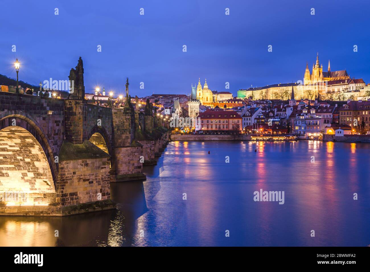 Panoramica del fiume Moldava e del ponte Carlo e dei ponti di Praga, Repubblica Ceca Foto Stock