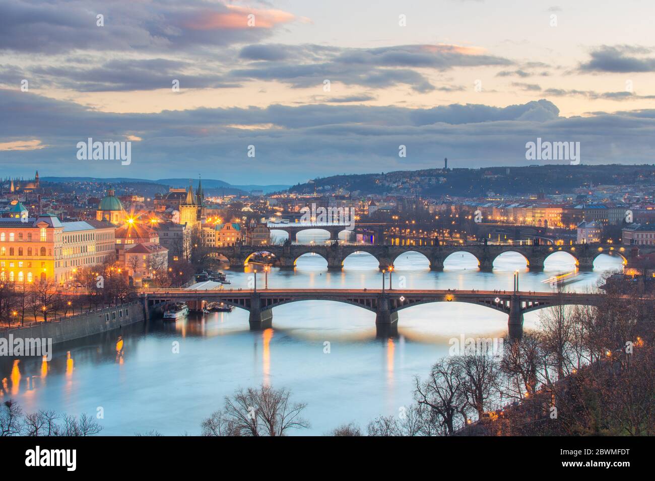 Panoramica del fiume Moldava e del ponte Carlo e dei ponti di Praga, Repubblica Ceca Foto Stock