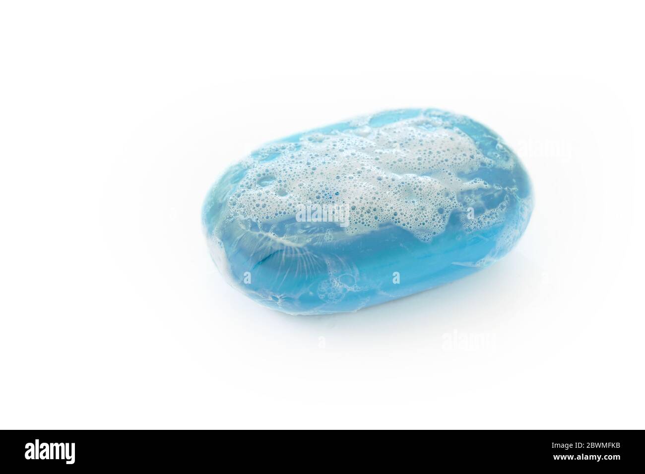 barra di sapone blu con laccio e bolle isolate su sfondo bianco, salute e concetto di igiene contro l'infezione da virus corona, spazio copia, s Foto Stock