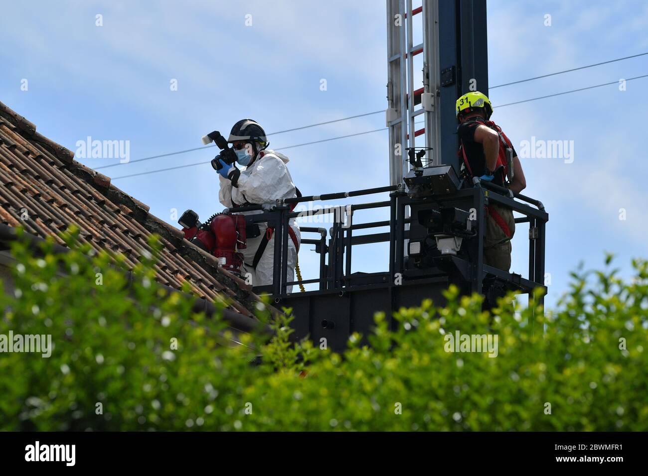 Una scena di ufficiale del crimine scatta una foto da una piattaforma aerea in una casa su Wessex Road a Salisbury, Wiltshire, dove due donne sono morte dopo un disturbo lunedì. Un uomo nei suoi 30 anni è stato arrestato per sospetto di omicidio e messo in custodia presso la stazione di polizia di Melksham. Foto Stock