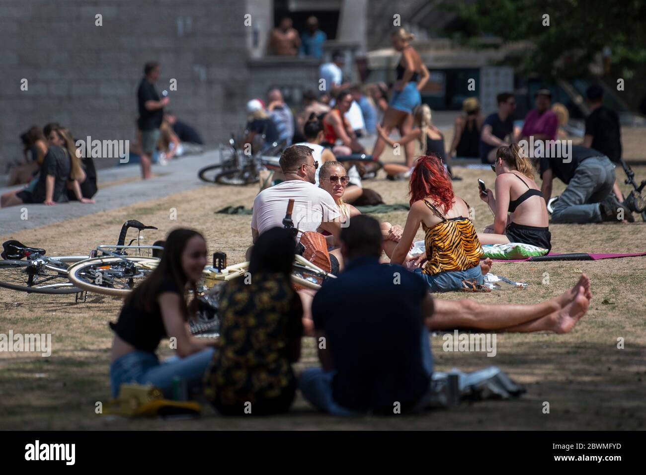 Gruppi di persone si riuniscono per godersi il sole a Potters Field, Londra, come si ricorda al pubblico di praticare la divaricazione sociale a seguito del rilassamento delle restrizioni di blocco in Inghilterra. Foto Stock