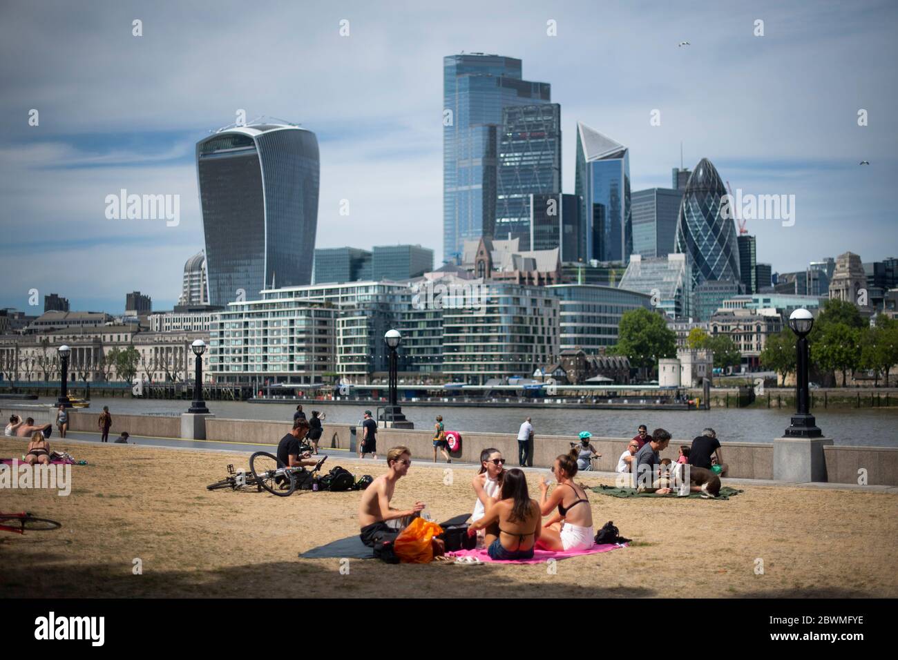 Gruppi di persone si riuniscono per godersi il sole a Potters Field, Londra, come si ricorda al pubblico di praticare la divaricazione sociale a seguito del rilassamento delle restrizioni di blocco in Inghilterra. Foto Stock