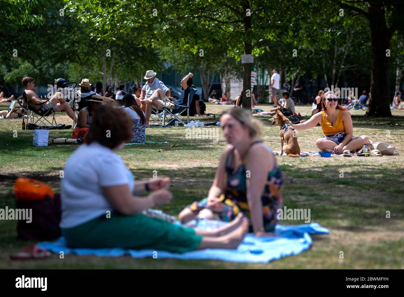 Gruppi di persone si riuniscono per godersi il sole a Potters Field, Londra, come si ricorda al pubblico di praticare la divaricazione sociale a seguito del rilassamento delle restrizioni di blocco in Inghilterra. Foto Stock