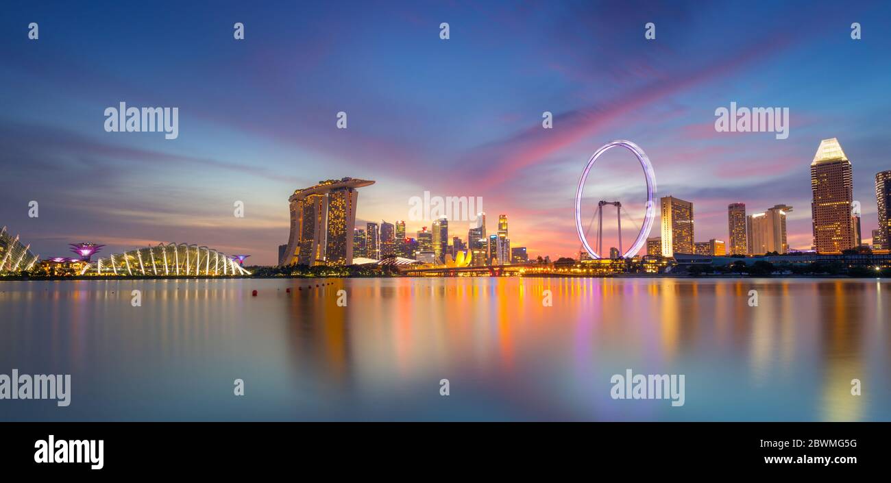 Skyline di Singapore e vista dei grattacieli di Marina Bay al tramonto serale. Singapore Foto Stock