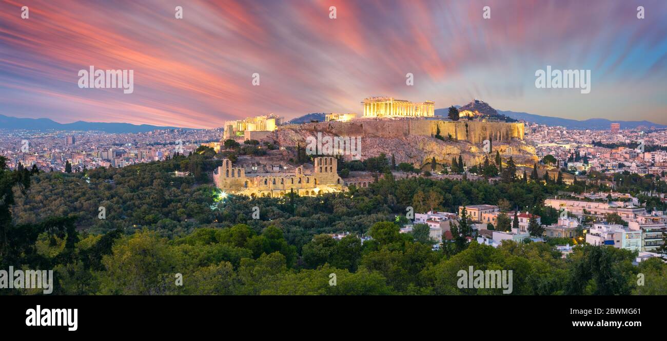 Panoramica dell'Acropoli di Atene, Grecia, con il Tempio del Partenone con luci al tramonto. Atene, Grecia, Europa Foto Stock