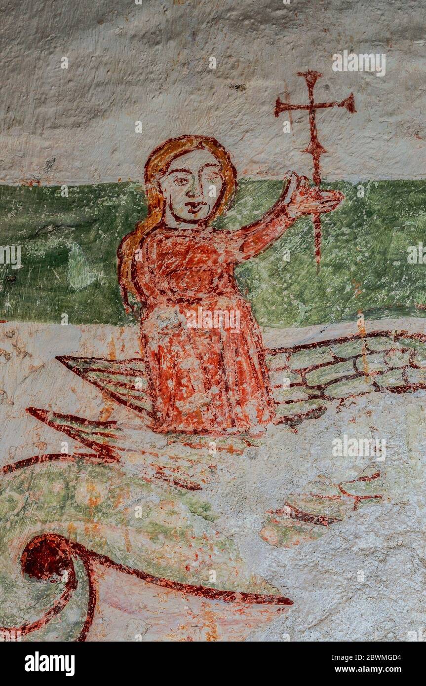 Santa Margherita d'Antiochia è in trionfo, la sua croce è tenuta in alto. Nei minimi dettagli dell'affresco medievale, Abbazia di Piona, Colico, Lombardia, Italia. Foto Stock