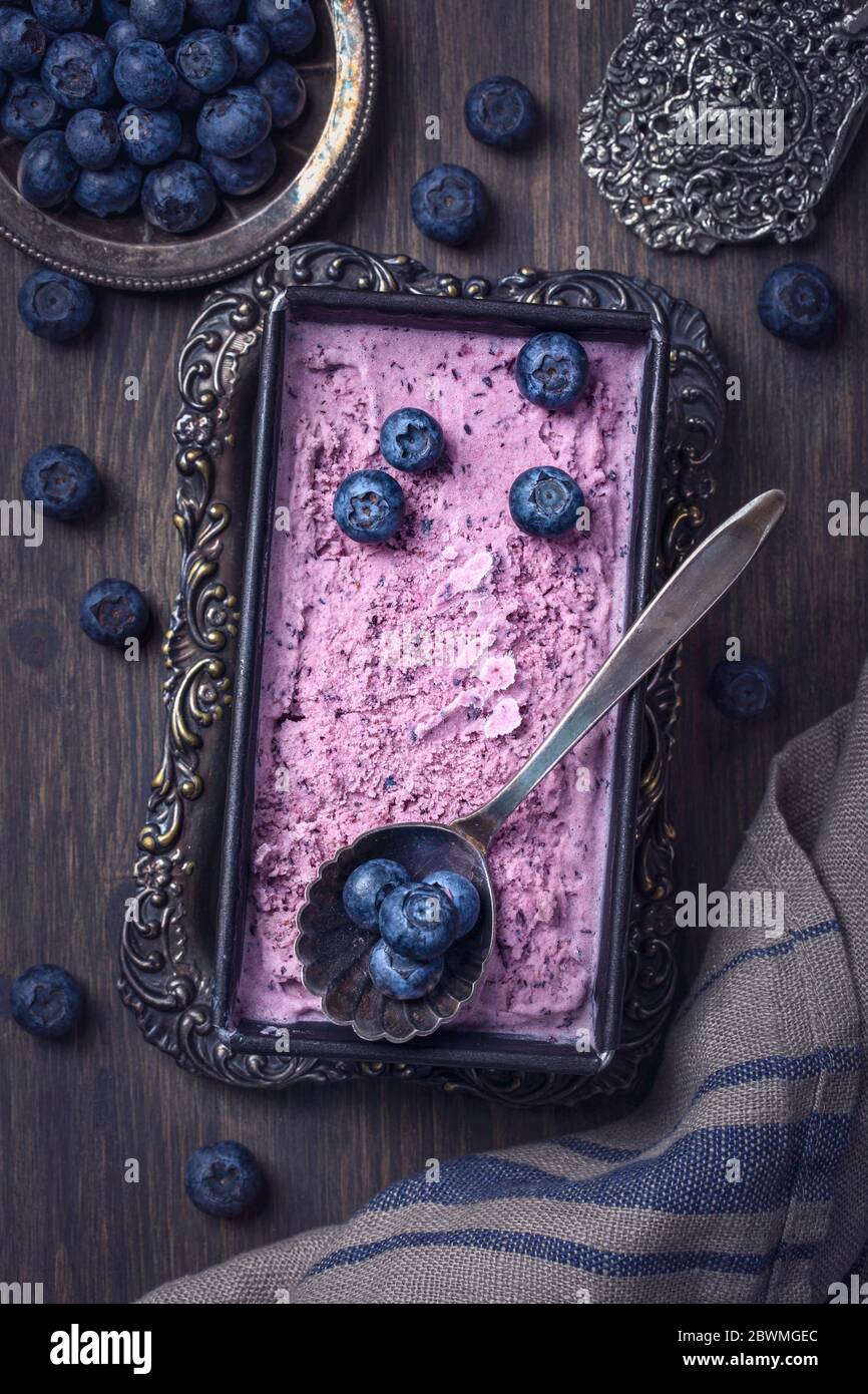Gelato artigianale alla lavanda di mirtillo. Foto Stock