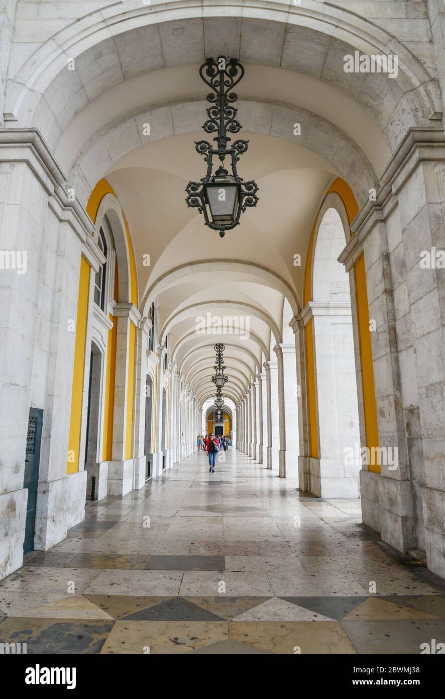 LISBONA, PORTOGALLO - 3 LUGLIO 2019: Vista dal basso astratta dell'arco interno. Particolare dell'arco trionfale di via Augusta (Arco do Triunfo) nella città di Foto Stock