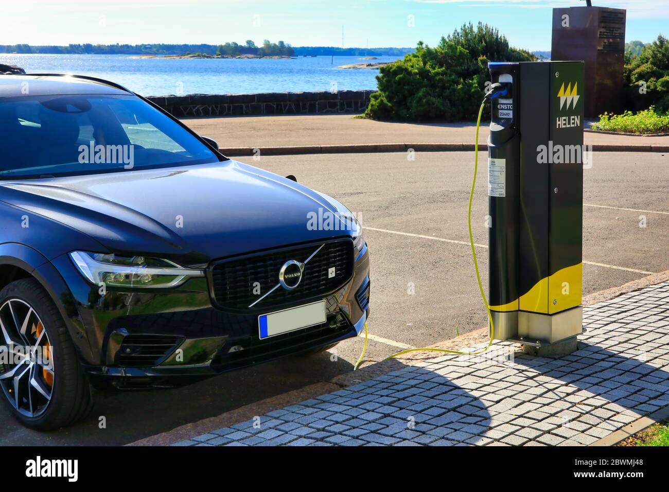 Nuova batteria di ricarica SUV elettrica ibrida plug-in Volvo XC, collegata al punto di ricarica Seaside Helen. Helsinki, Finlandia. 2 giugno 2020. Foto Stock