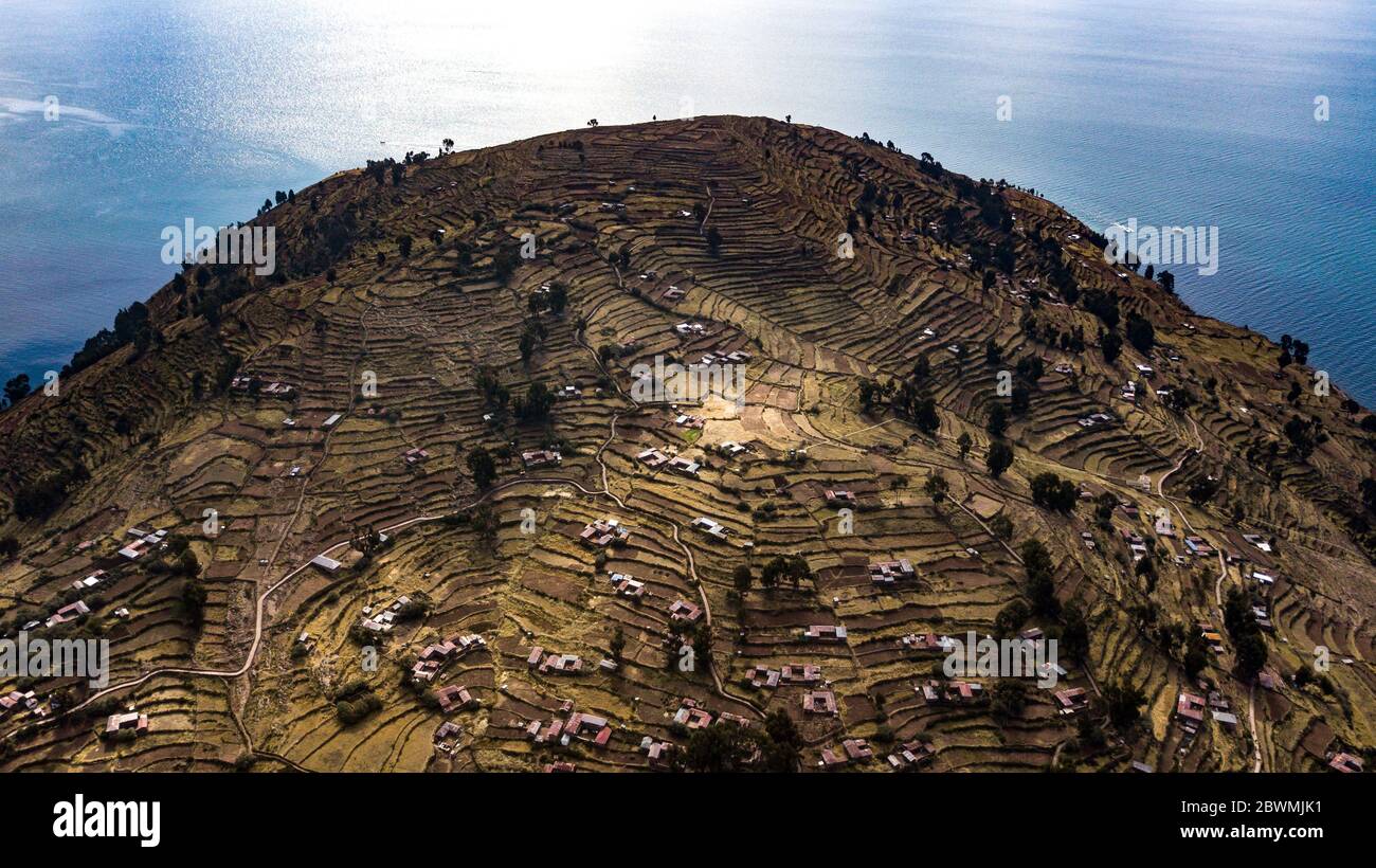 Vista aerea sul punto più alto dei pendii terrazzati dell'isola di Taquile sul lago Titicaca, Perù Foto Stock